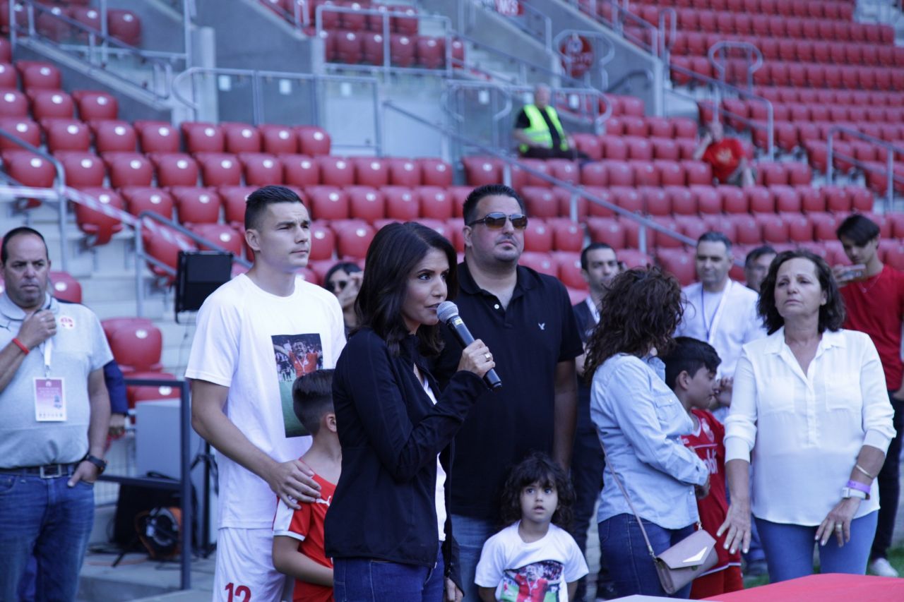 אלונה ברקת בטקס לזכרו של בנצי בלומנפלד. גם אובידיו הובאן היה עם בני המשפחה (צילום: אסף חיימוביץ')